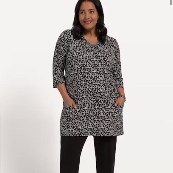 Ulla Popken Tops - Ulla Popken black and white v-neck stretch tunic with pockets 3/4 sleeves 36/38